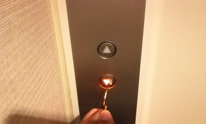 アシストフックでエレベーターのボタンを押した